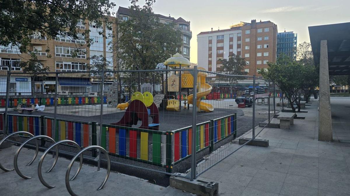 El nuevo parque infantil de A Xunqueira ya tiene otro color