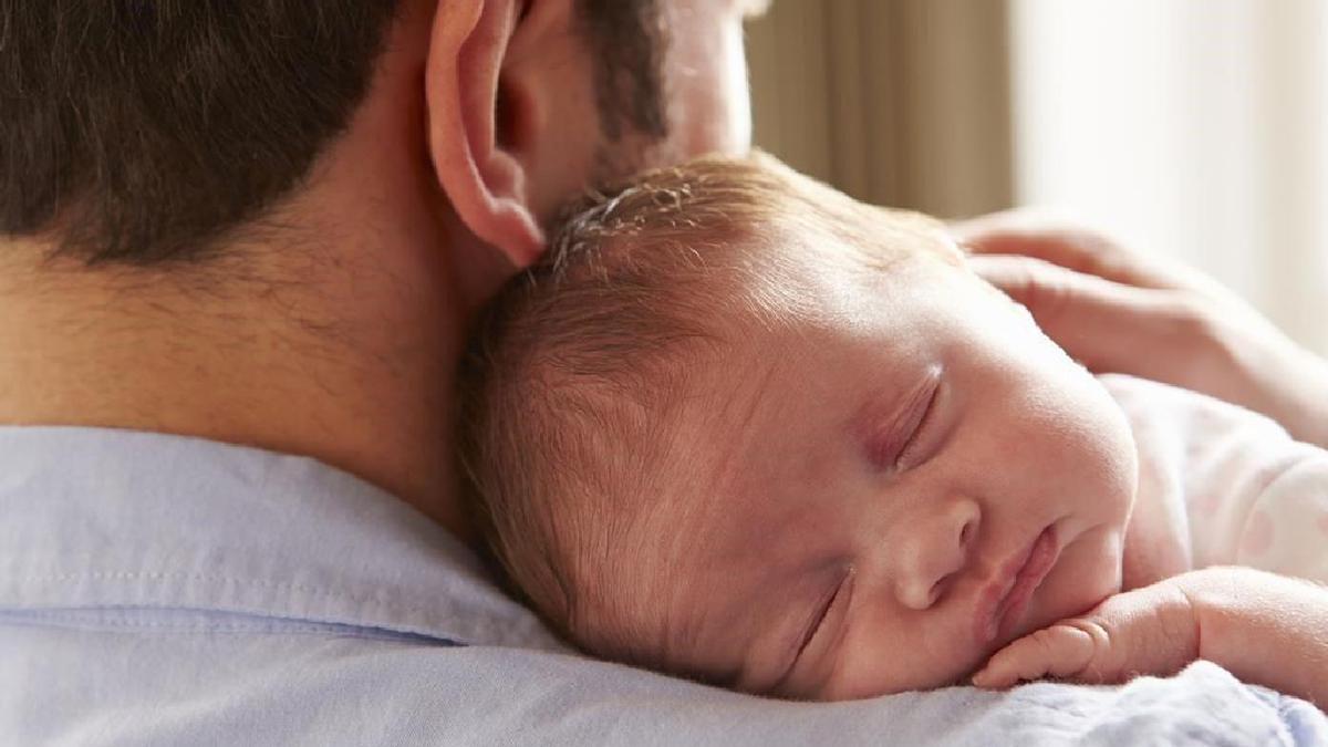 Un padre con su bebé en brazos