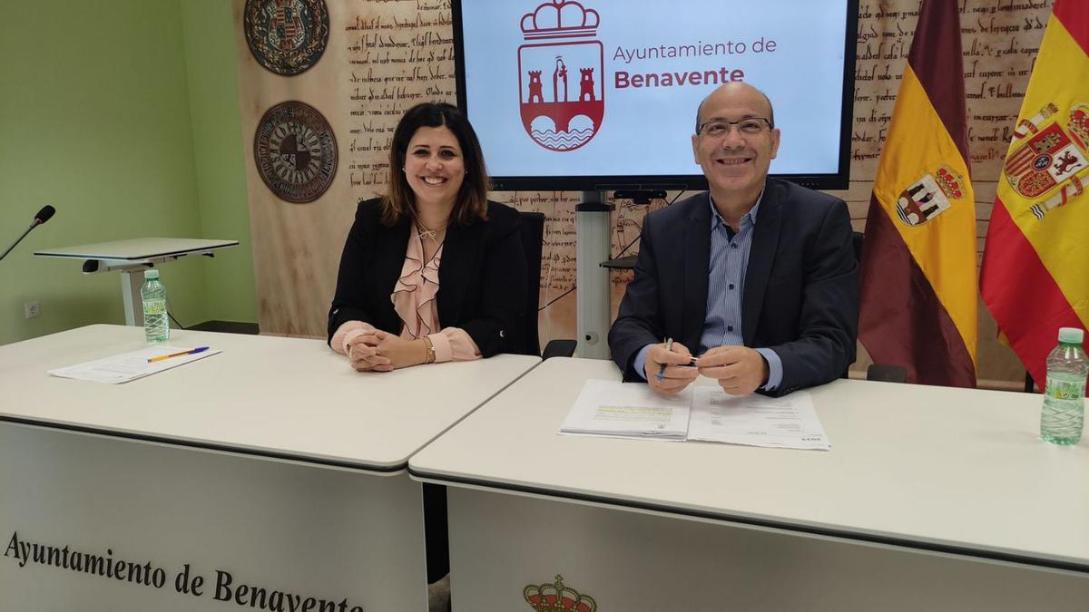La alcaldesa de Benavente, Beatriz Asensio, y el concejal de Hacienda, José Manuel Salvador. | E. P.