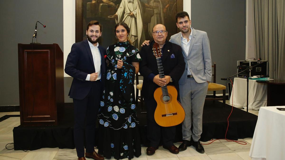 Finalistas: El Toto hijo (de Córdoba), Carmen Carmona Lara (de Benamejí), y Jesús Reyes (a la derecha de la imagen, de Lucena).