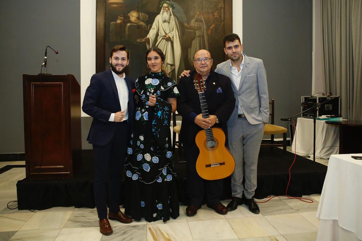 Finalistas: El Toto hijo (de Córdoba), Carmen Carmona Lara (de Benamejí), y Jesús Reyes (a la derecha de la imagen, de Lucena).