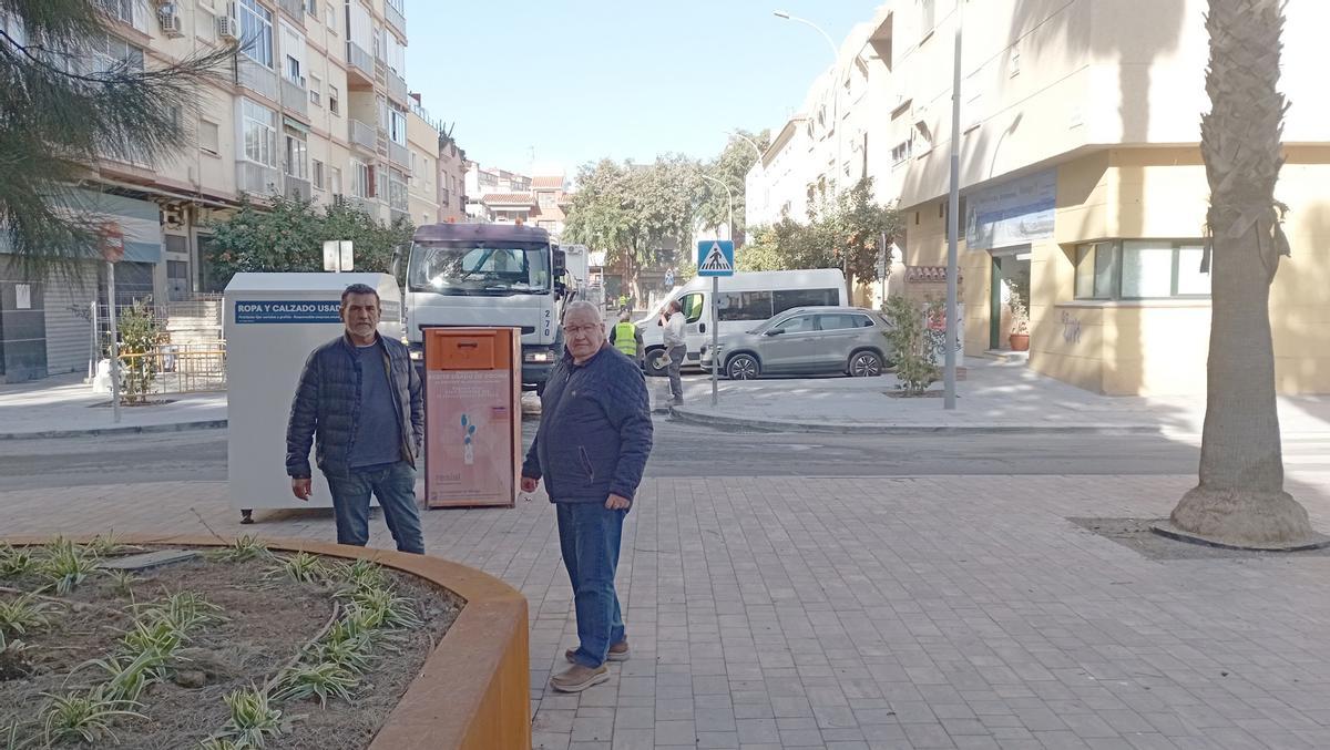 Nacho Romera (izquierda) y el presidente vecinal Francisco Moya, en las obras de renaturalización del barrio.