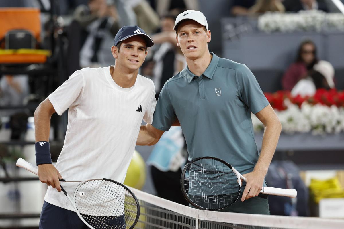 MADRID, 29/04/2026.-El tenista español Rafael Jódar (i), y el tenista italiano Jannik Sinner, se saludan antes del partido de cuartos de final del Abierto de Madrid, disputado este miércoles en la Caja Mágica en Madrid. EFE/Chema Moya