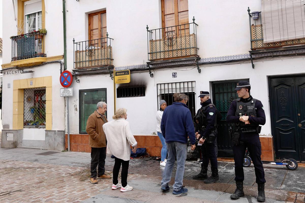 Efectivos de los bomberos, este sábado en un incendio en San Agustín.