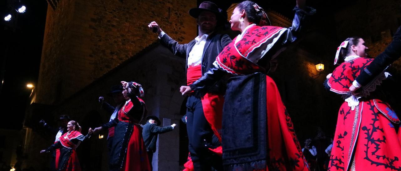 El baile más cacereño. Miembros de la Asociación Cultural de Folclore ‘El Redoble’ interpretan la jota típica.