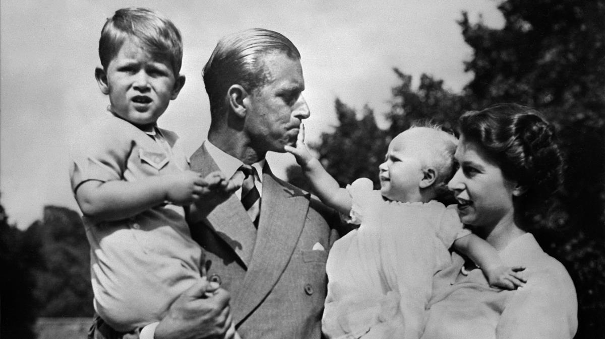 El Príncipe Felipe y  la Reina Isabel II, con sus dos hijos. Carlos, Príncipe de Gales y la Princesa Ana.