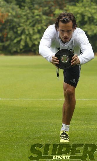 La plantilla entrena bajo la lluvia con el 'shock'