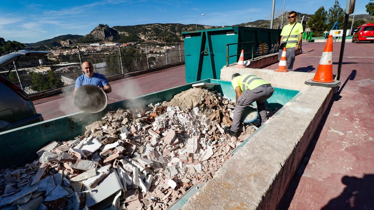 Escombros depositados en el ecoparque de Alcoy.