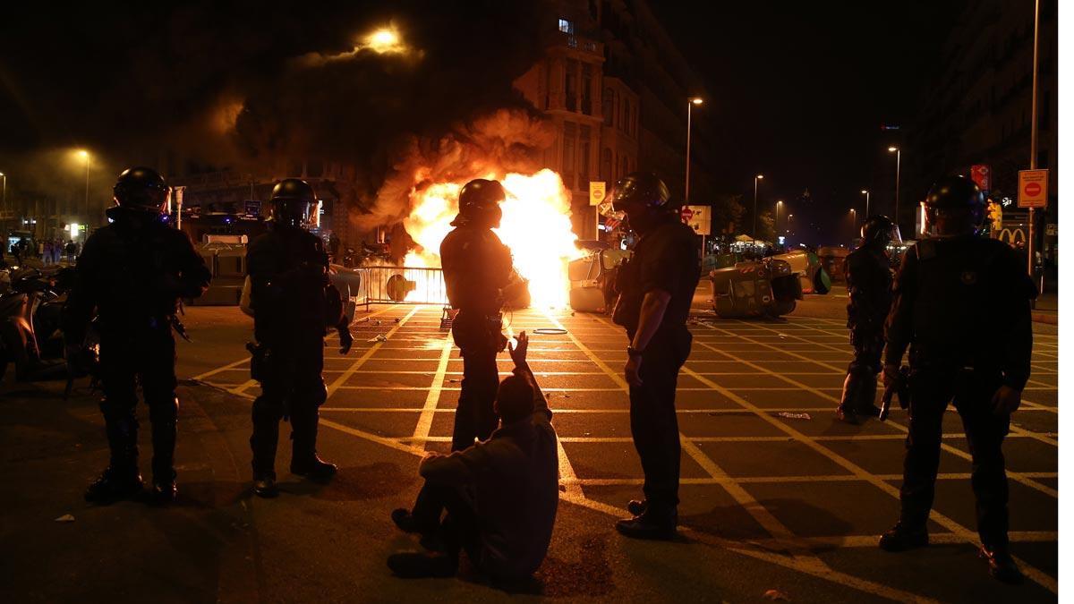 La manifestación convocada ante la Generalitat termina con quema de contenedores y enfrentamientos con los Mossos.