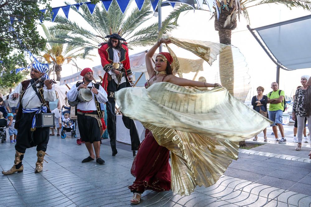 Una banda de música andalusí y una bailarina oriental inauguran el Mercado Marinero Medieval, que se celebrará hasta el domingo con más de 100 pouestos de artesanía y gastronomía.