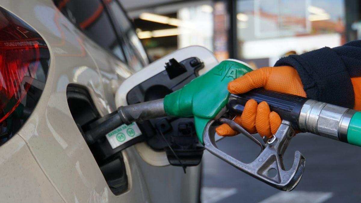 El precio de la gasolina se tambalea