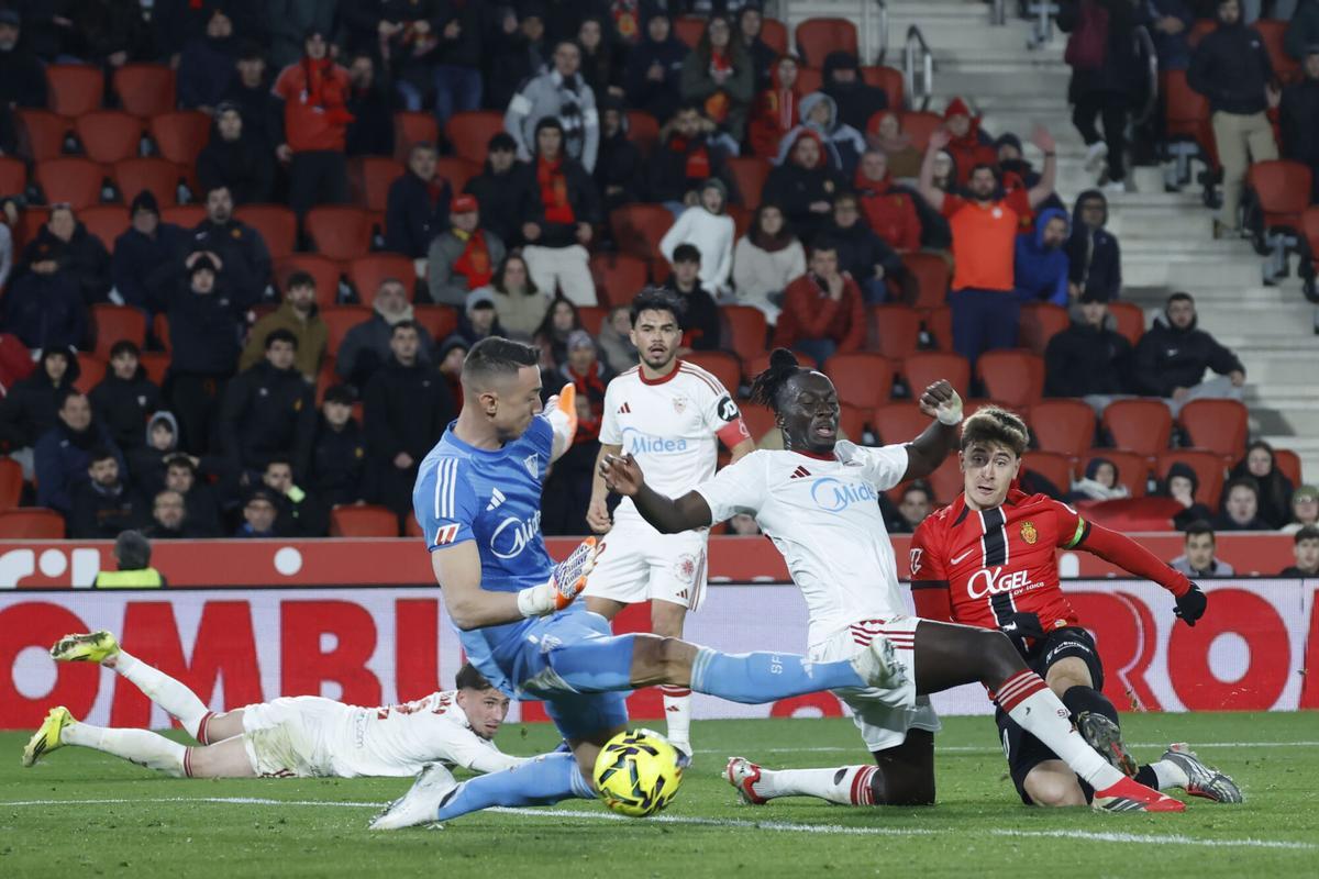 Pablo Torre dispara a puerta para marcar su gol, cuarto del equipo balear, durante el encuentro correspondiente a la jornada 22 de LaLiga que RCD Mallorca y Sevilla disputaron en Son Moix
