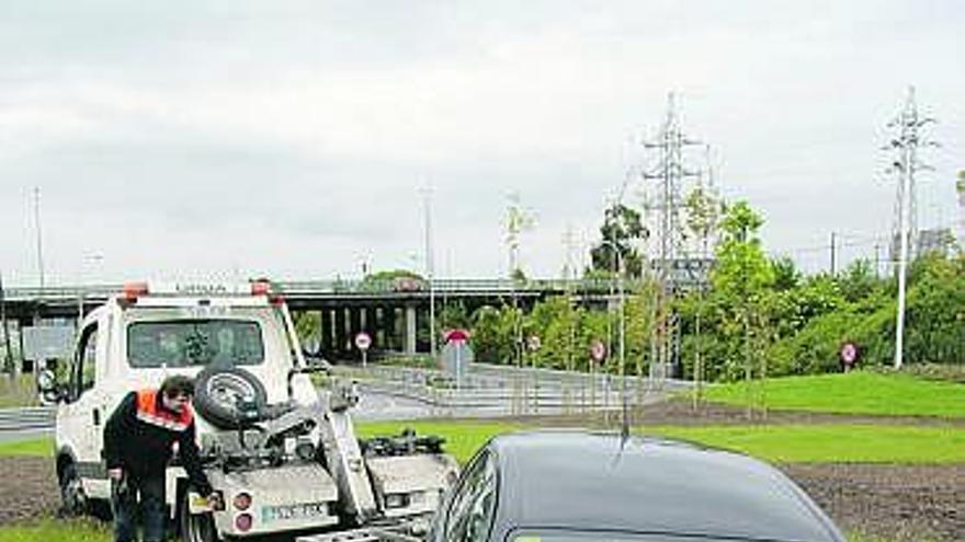 Estado del vehículo siniestrado en la rotonda de acceso desde la «Y».