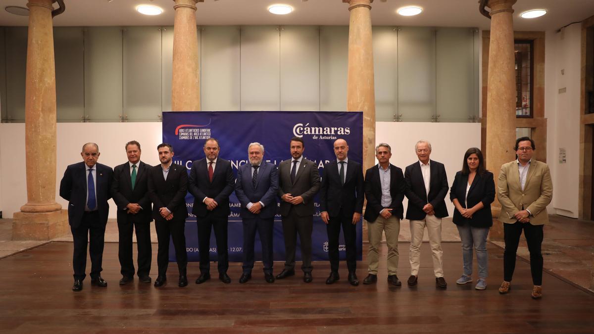 Por la izquierda, los presidentes de las Cámaras de Comercio de Vigo y de Gijón, José García y Félix Baragaño, respectivamente; el viceconsejero de Infraestructuras, Javier García; los presidentes camerales de Oviedo, Carlos Paniceres; de Bilbao,_José Ignacio Zuraide; de Avilés, Daniel González;_de Guipúzcoa, Mauricio Arregui;_de Nueva Aquitania, Jacques Faurens;_de Santiago de Compostela, María Pais, y el vicepresidente de la Cámara de Tui, Saúl Cuevas.