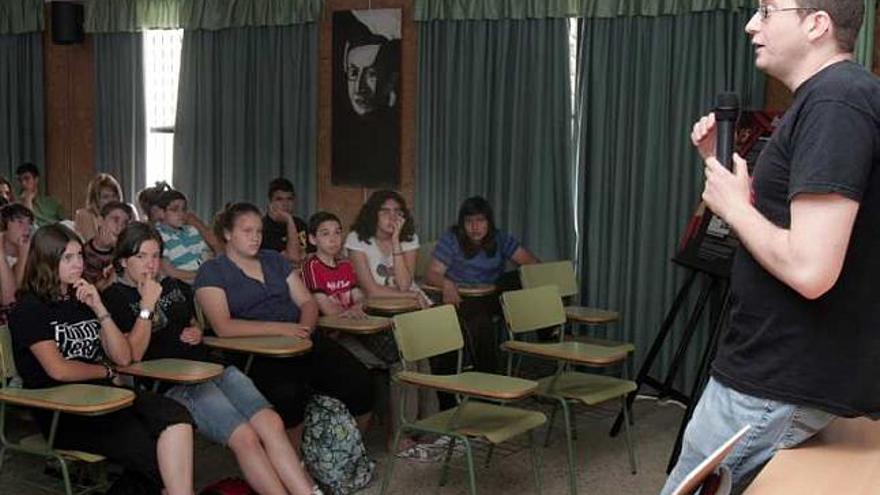 El director del grupo de teatro Antonio Chinchilla habló con los alumnos.