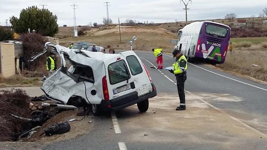 Una mujer fallece  tras la colisión de una furgoneta y un autobús en Segovia