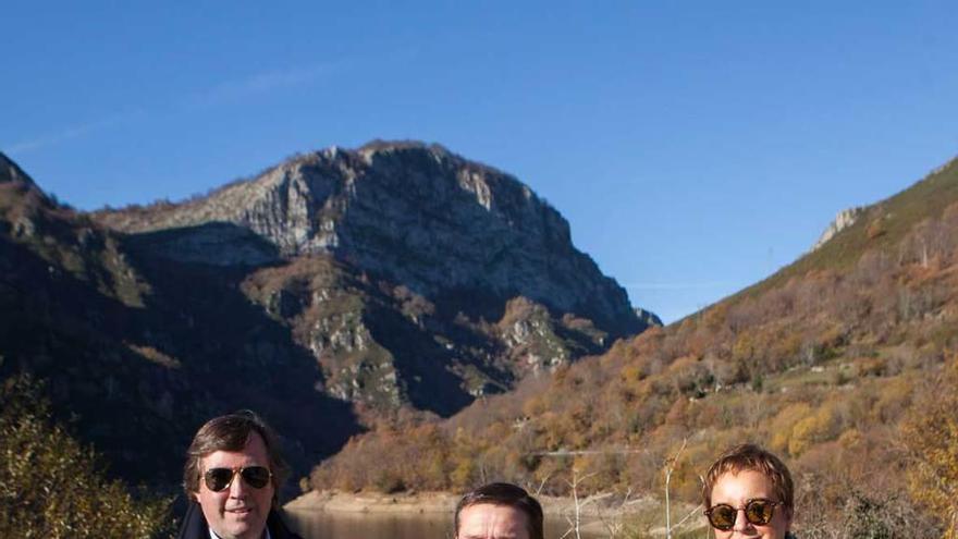 Por la izquierda, Alfonso Orviz, Rafael Alonso y María Antonia García, con el embalse de Tanes al fondo.