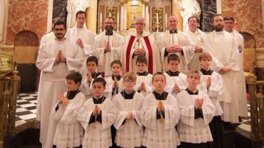 Diez niños ingresan en la Escolanía de la Virgen en la ceremonia de &quot;vestición&quot;