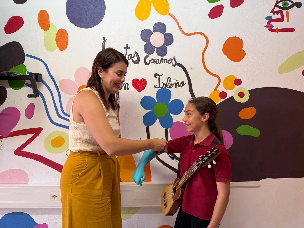 Paula Santana y su profesora de música Mónica de Léon en el CEIP Chano Sánchez