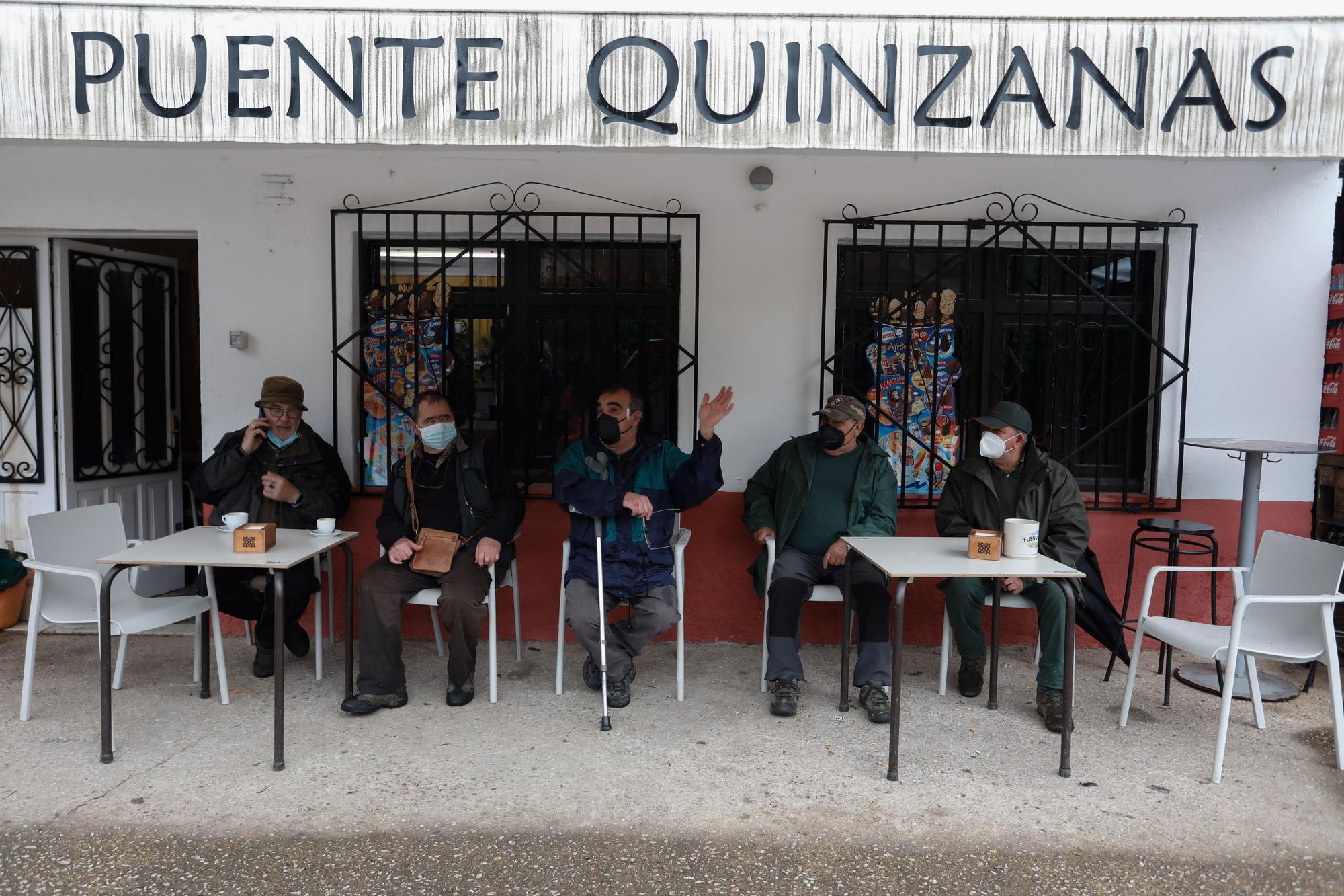 Ovidio José Arias, Andrés Antuña, Amador Castañón, Antonio Rodríguez y Faustiniano Fernández, ayer, en el bar de Puente Quinzanas (Pravia). | Mara Villamuza