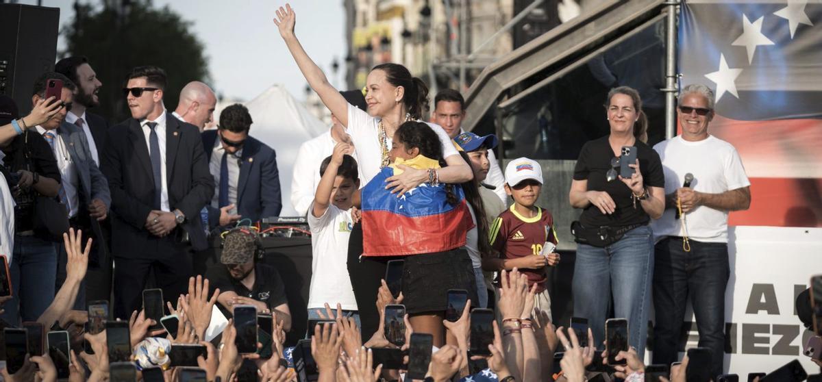 Ayuso concedeix la Medalla d’Or a Corina Machado
