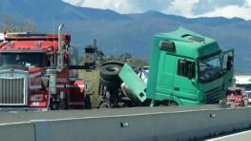 El camió accidentat ahir a l´AP-7 a Pont de Molins.