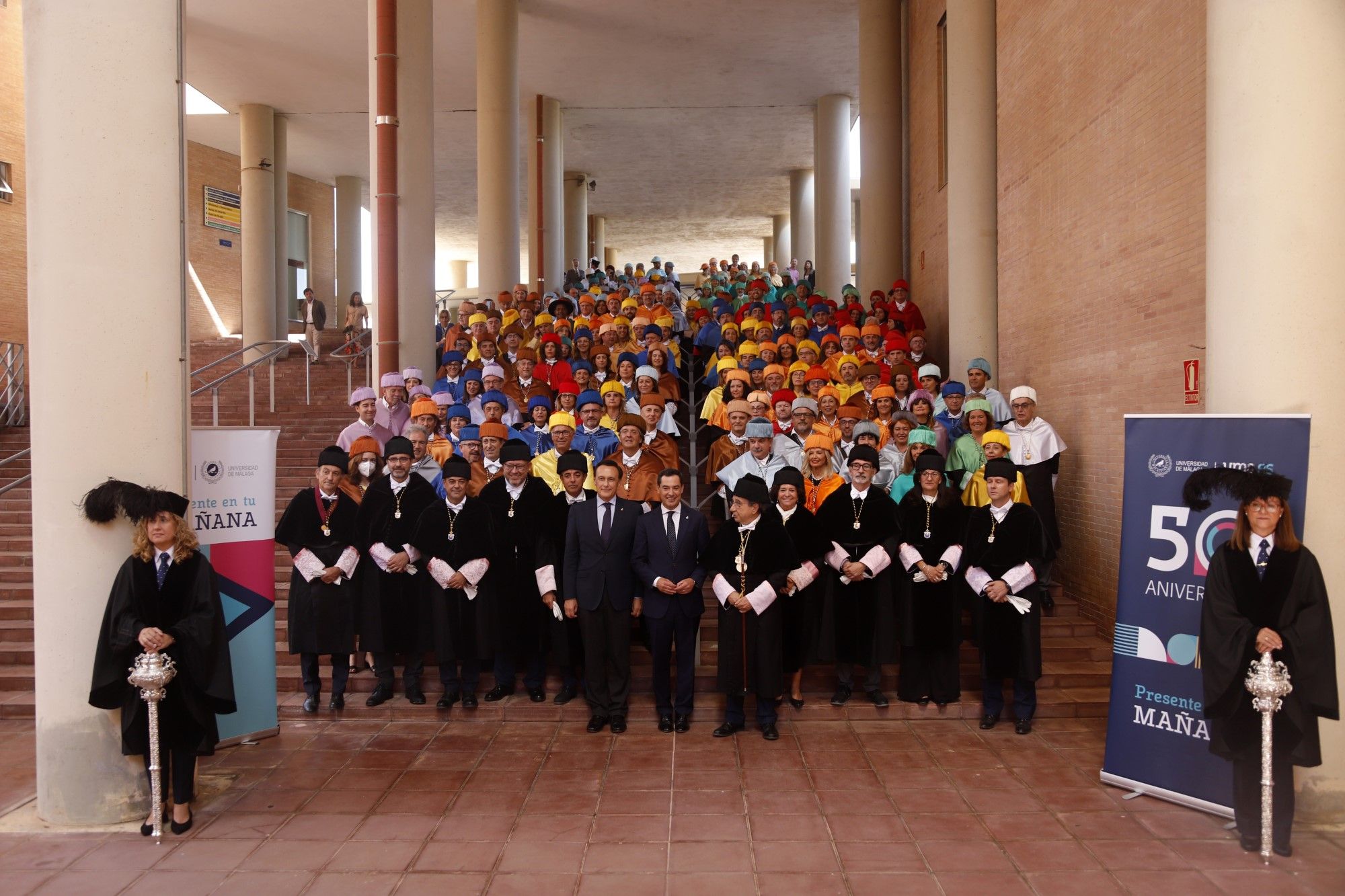 Universidad de Málaga on X: Tras su inauguración, en el hall del