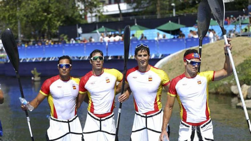 Rodrigo Germade, Óscar Carrera, Íñigo Peña y Javier Hernanz saludan tras la semifinal.