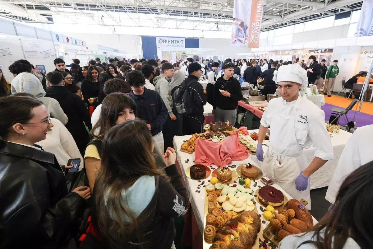 Imagen de una de las ofertas formativas con alumnos interesados en la feria 'Orienta-t'.