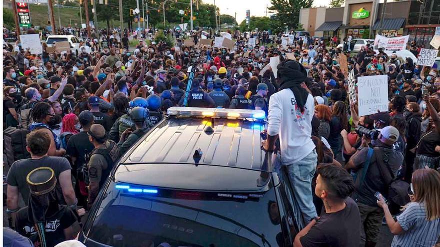 La muerte de otro joven afroamericano por disparos de un agente genera protestas en Estados Unidos