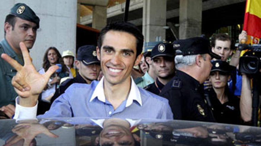 Multitudinario recibimiento a Contador, que ya piensa en el cuarto Tour