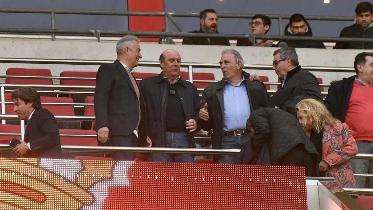 Felipe Moreno, en el palco de Nueva Condomina, charla con Francisco Tornel.