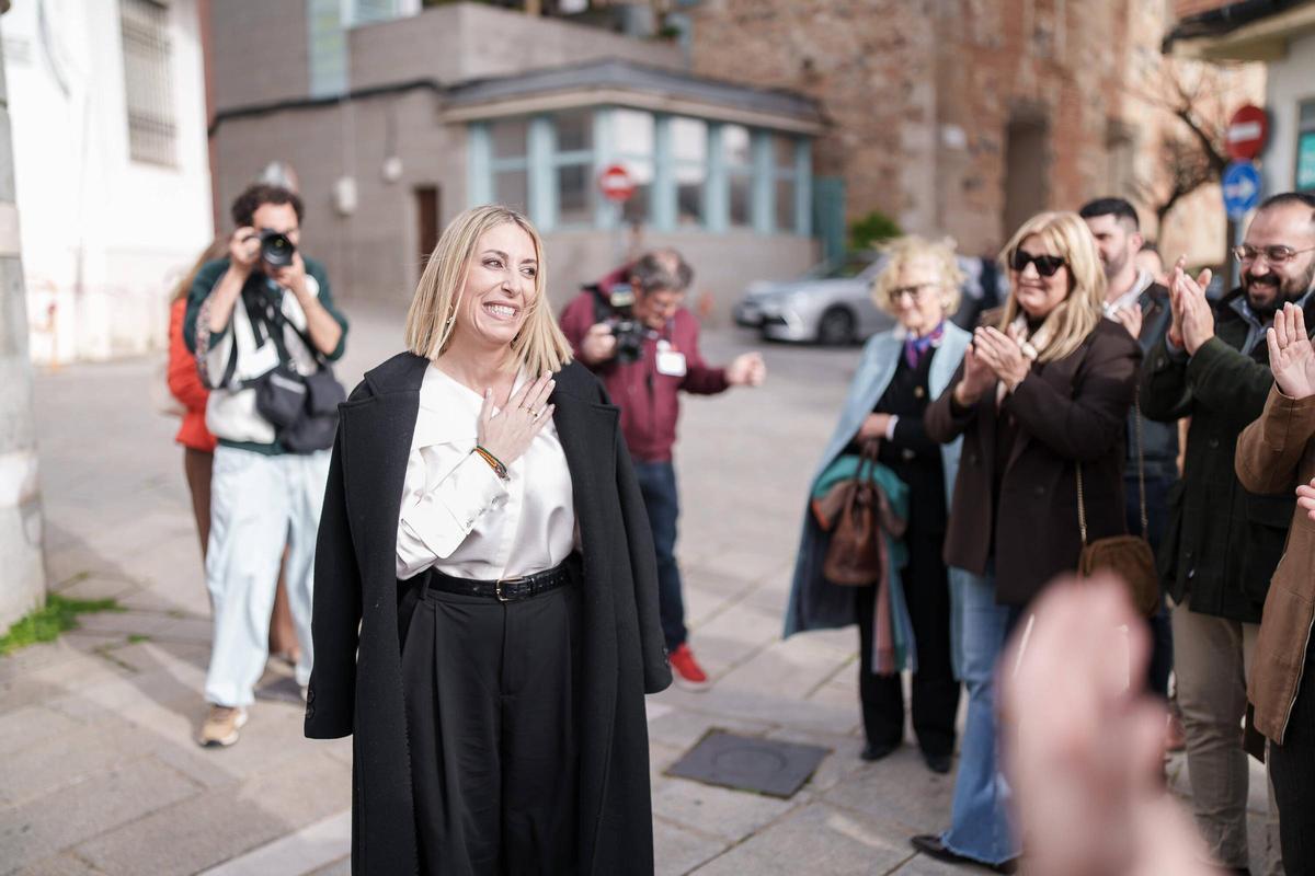 María Guardiola, a las puertas de la Asamblea de Extremadura ante la celebración de su debate de investidura.