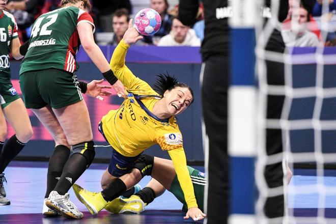 Valentina Neli Ardean-Elisei (C) compite por el balón con la lateral derecho de Hungría, Szimonetta Planeta (L), durante el partido de la ronda principal del Grupo 2 del Campeonato de Europa Femenino de Balonmano Europeo 2018 entre Hungría y Rumania.