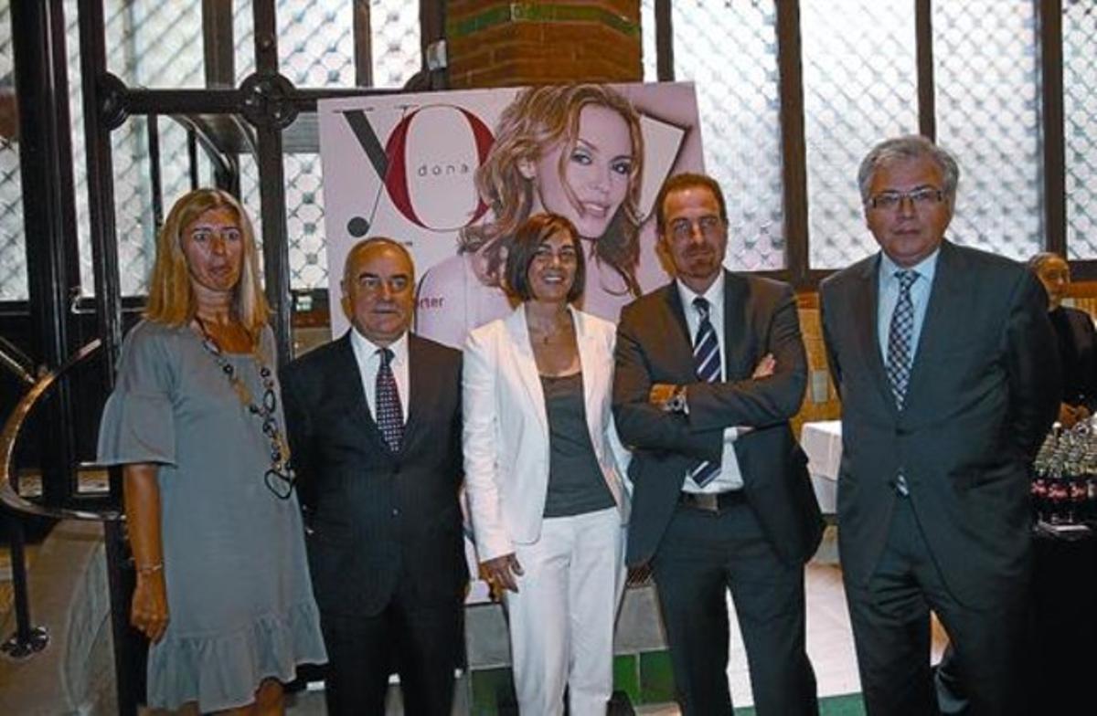 Cristina Pascual, Alejandro de Vicente, tots dos d’Unidad Editorial; Charo Izquierdo,directora de ’Yo Dona’; Enric Hernàndez, director d’EL PERIÓDICO, i Alex Salmon, director d’’El Mundo’ a Catalunya, ahir. Cristina Pascual, Alejandro de Vicente, tots dos d’Unidad Editorial; Charo Izquierdo,directora de ’Yo Dona’; Enric Hernàndez, director d’EL PERIÓDICO, i Alex Salmon, director d’’El Mundo’ a Catalunya, ahir.