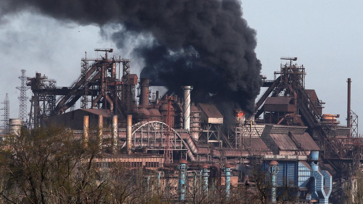 Humo en las instalaciones de Azovstal tras un bombardeo.