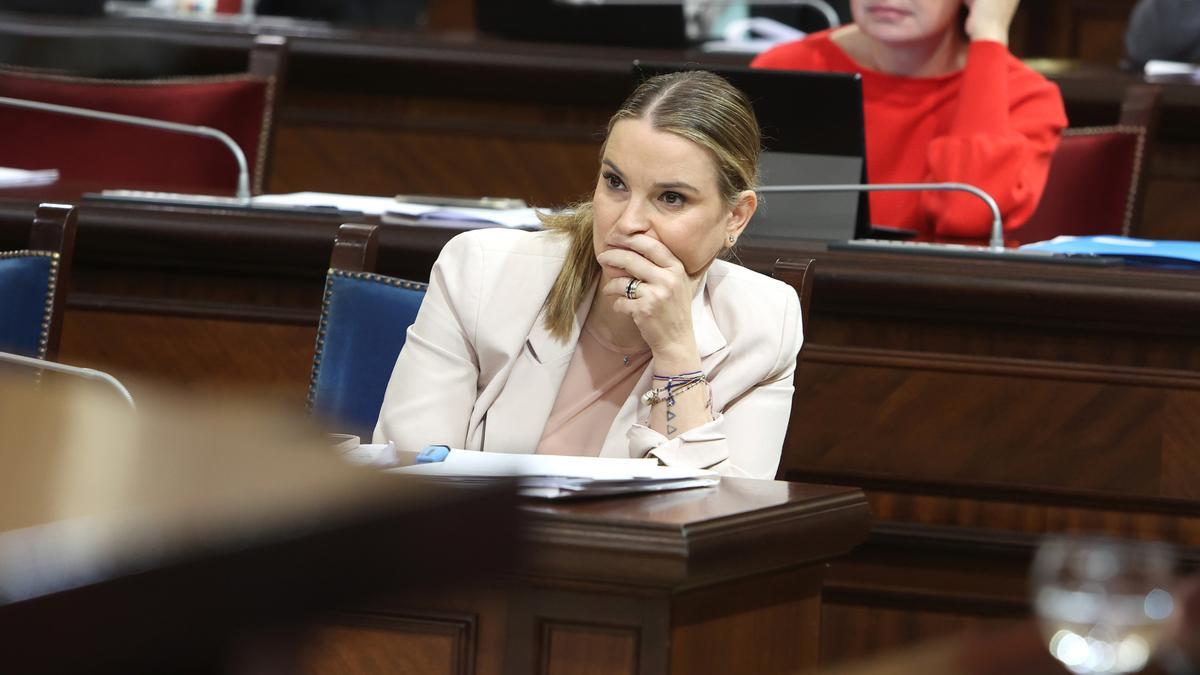 La presidenta del Govern, Marga Prohens, durante un pleno del Parlament balear.