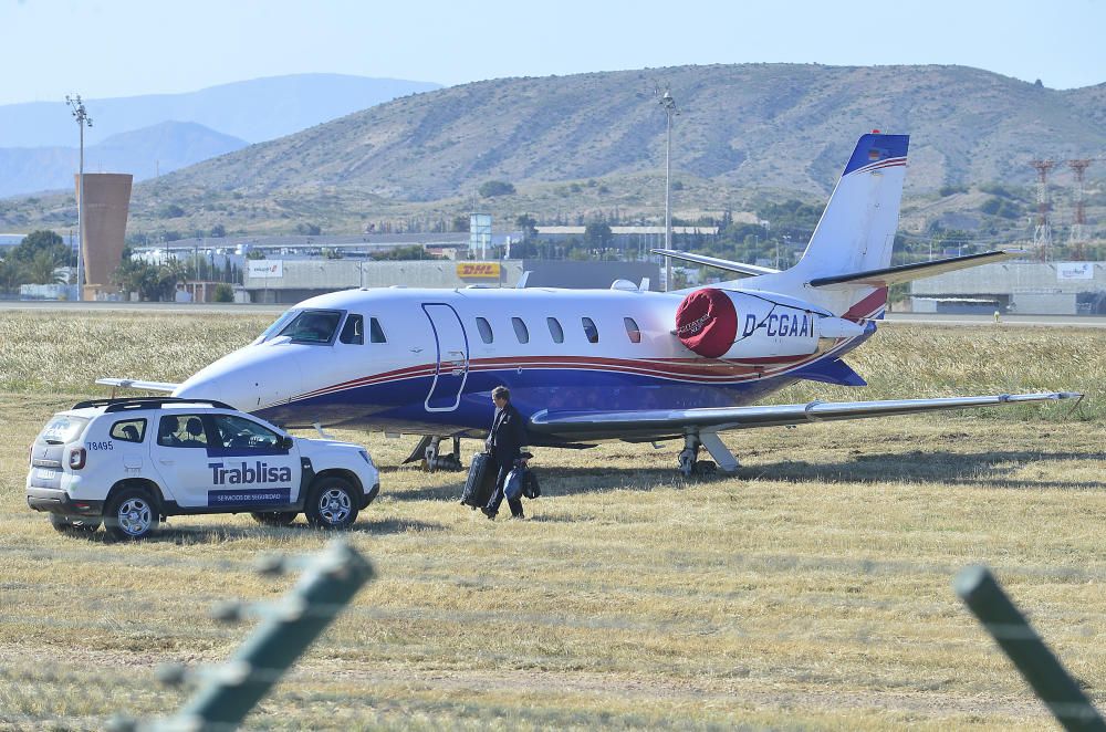 El aeropuerto estuvo inoperativo durante casi cuatro horas tras salirse de la pista un jet privado por un problema al aterrizar, posiblemente un reventón