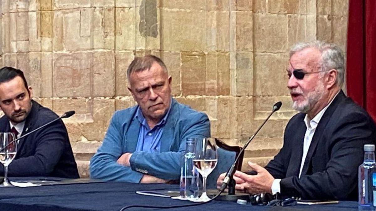 Por la izquierda, Davy Rodríguez, Philippe Conrad y José Javier Esparza, durante una  de las mesas  redondas. | LNE