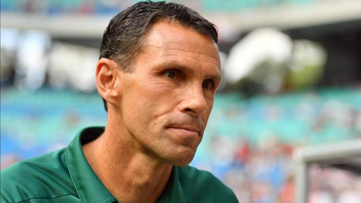 Gustavo Poyet, técnico del Real Betis, necesita ganar ante Osasuna para levantar al equipo