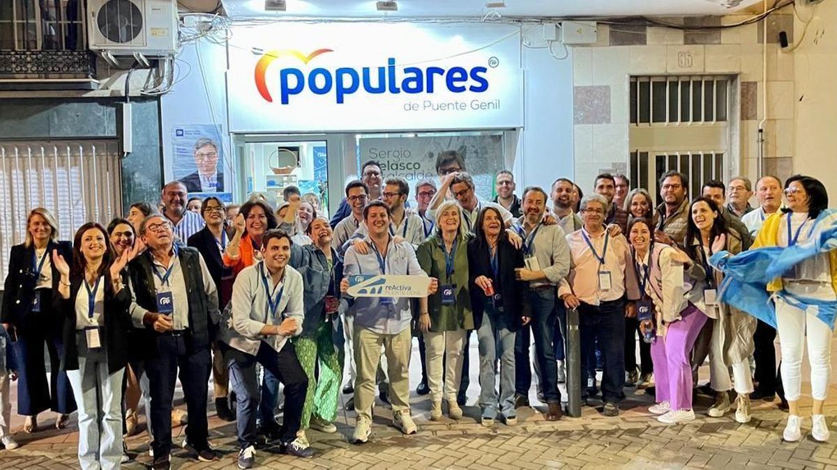 Celebración en Puente Genil tras conocerse el resultado de las elecciones