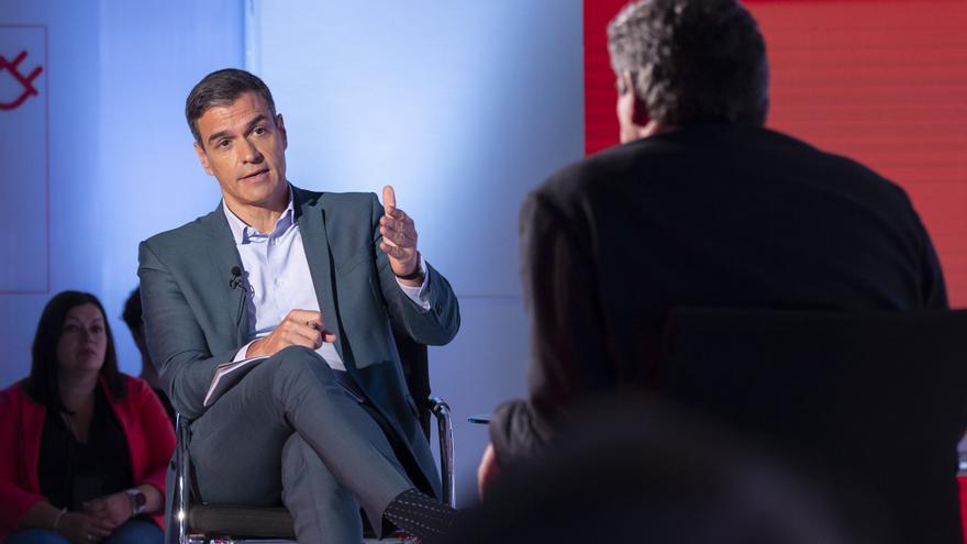 Pedro Sánchez y Luis Planas conversan en un acto del PSOE