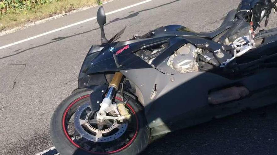 Imagen de la moto siniestrada en la vía N-525. // FdV