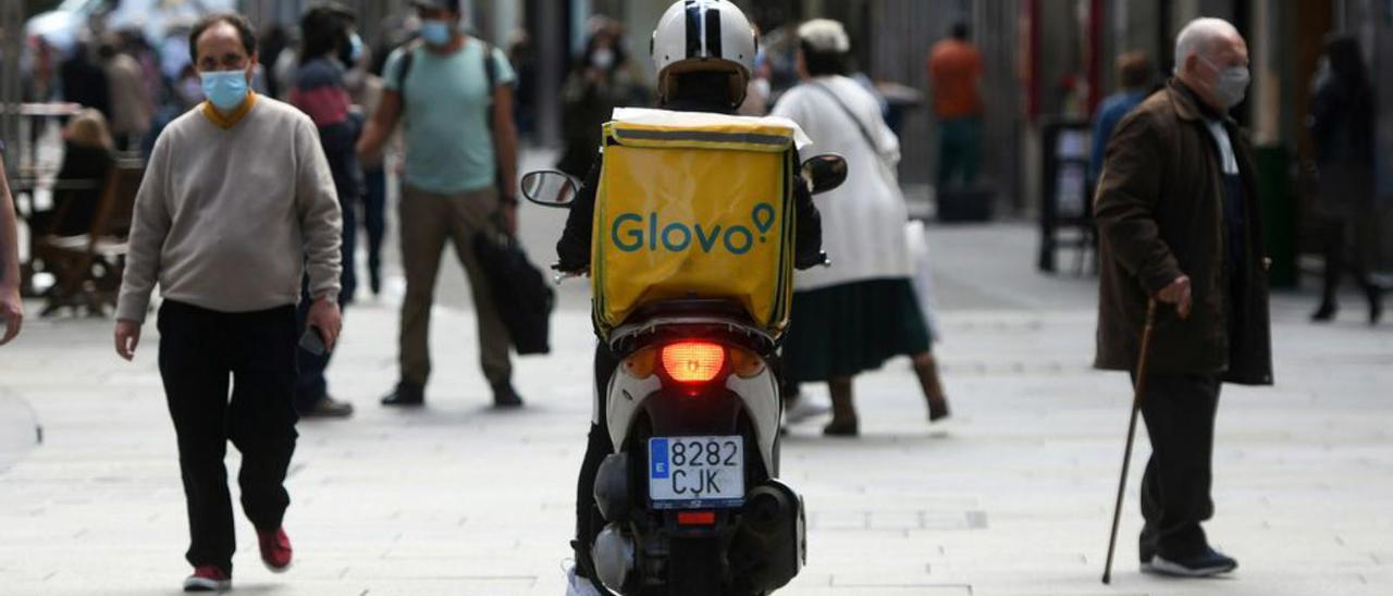 Un repartidor de Glovo trabaja por las calles de Pontevedra.   | // G.S.