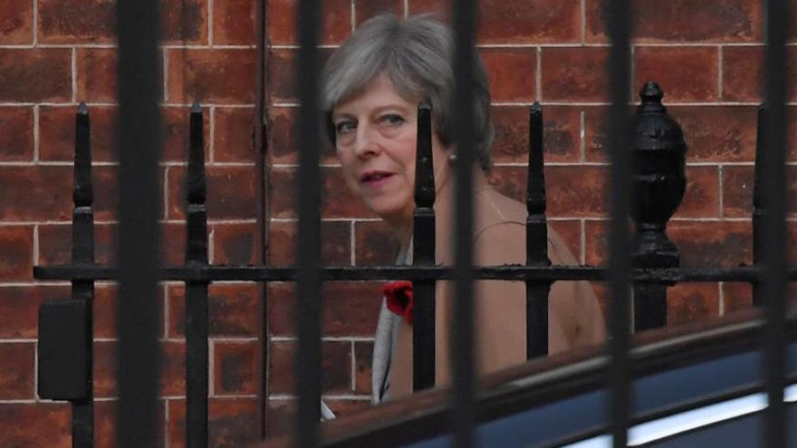 Theresa May sale de su residencia en Downing Street.