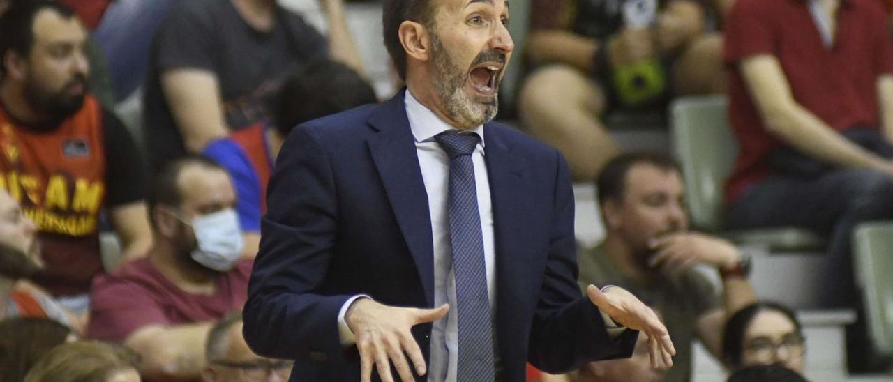 Sito Alonso da instrucciones a sus jugadores en el último partido de la temporada. | ISRAEL SÁNCHEZ