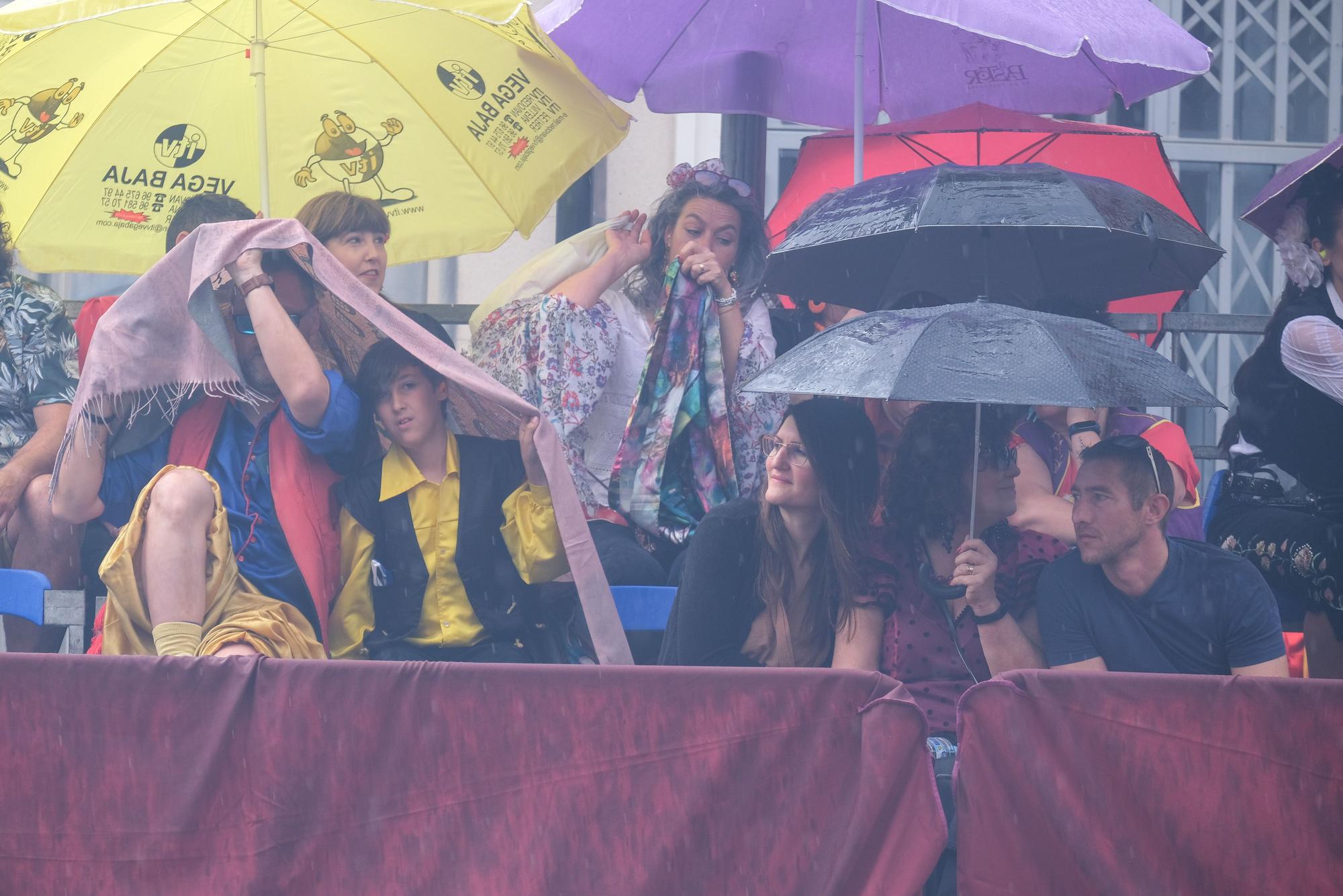 Los moros conquistan el castillo bajo la lluvia. Así ha sido la embajada mora de las fiestas de Elda