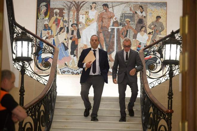 Baño se presenta en la comisión sobre los bonos de la Diputación de Alicante como una víctima y sin admitir preguntas