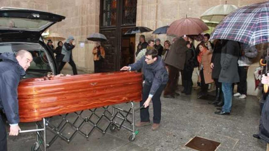 La iglesia de San Torcuato acogió a familiares y amigos en la última despedida de Pedro Manuel López.