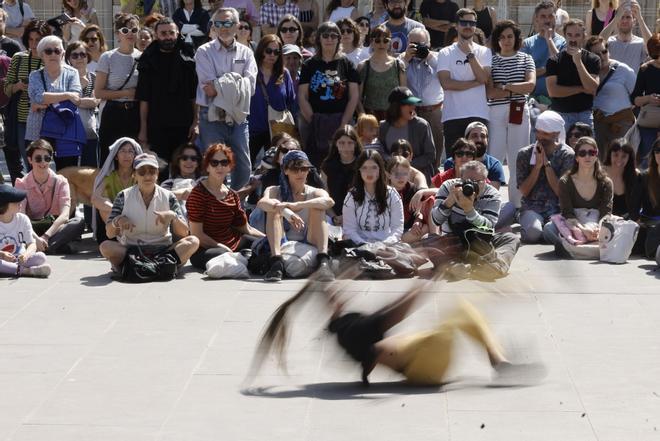 El grupo Fil d’Arena durante su participación en la trigésima séptima edición del festival Dansa València, que se celebra del 13 al 21 de abril, y pone el foco en el talento local al dar protagonismo a catorce compañías valencianas que ofrecerán sus espectáculos en parques, museos, plazas y enclaves del centro histórico de la ciudad. 